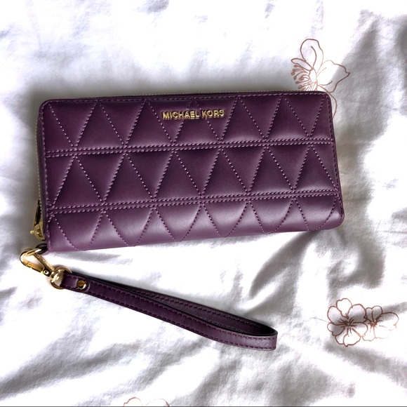 Michael kors wristlet bag💕 - Picture 1 of 4